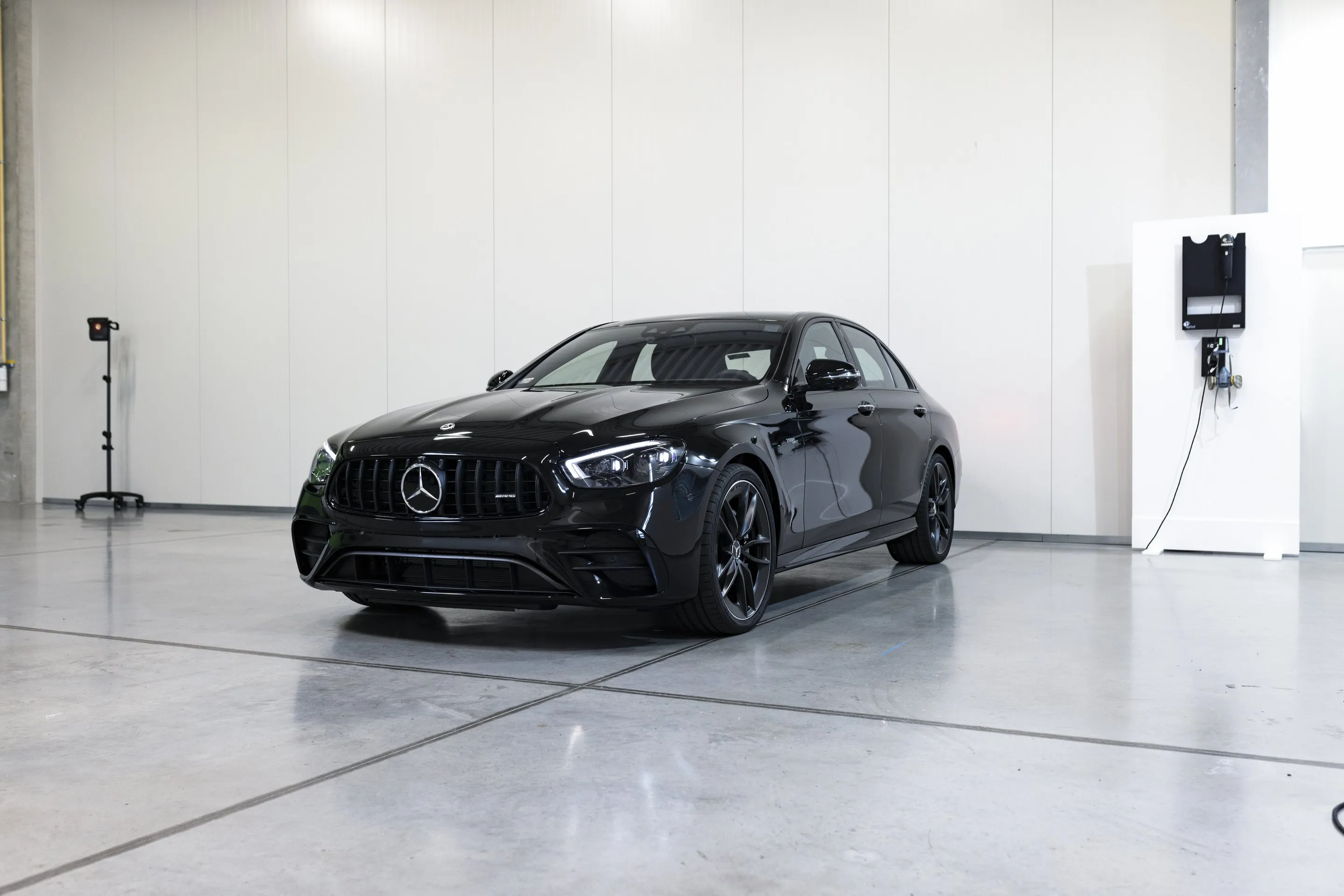 Fekete Mercedes-AMG E-osztály a Varzo Detailing műhelyében, polírozás után