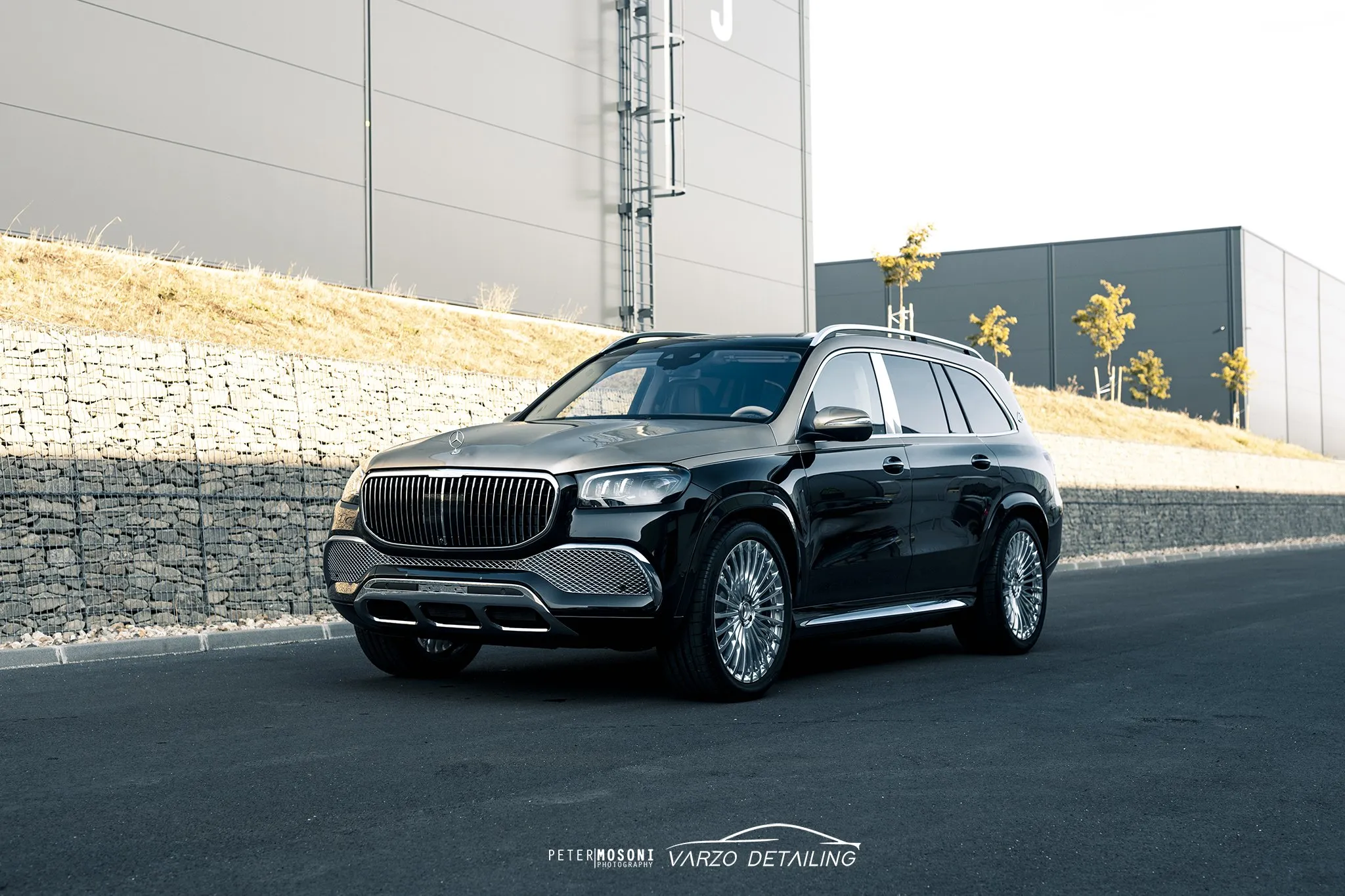 Fekete Mercedes-Maybach GLS kőfal előtt